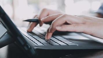 asiatico colleghi uomo e donna discutere e Lavorando con il computer portatile computer su ufficio scrivania nel il ufficio video