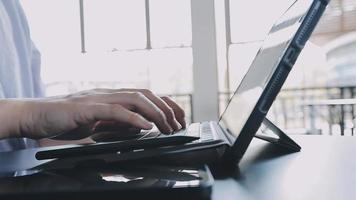 Aziatisch collega's Mens en vrouw bespreken en werken met laptop computer Aan kantoor bureau in de kantoor video