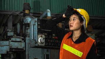 trabajadora industrial asiática cansada durante el trabajo en la fábrica