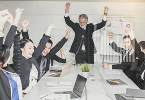 trabajo en equipo o concepto de equipo, grupo de gente de negocios feliz reuniéndose y mostrando las manos para celebrar el éxito foto