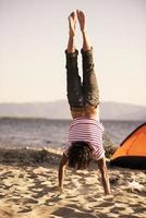 hombre haciendo acrobacias en la playa foto