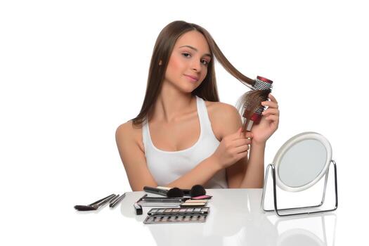 hermosa mujer joven mirarse en el cepillo de espejo cabello moreno largo y saludable foto