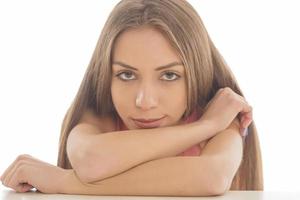 hermosa mujer sentada frente a un espejo. cara de una mujer sana aplicando crema y maquillaje. anuncio de crema para la piel, crema antiarrugas, cara de bebé foto