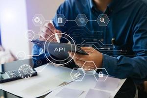 api: interfaz de programación de aplicaciones, mujer que usa una computadora portátil, una tableta y un teléfono inteligente con una herramienta de desarrollo de software de icono de pantalla virtual api, tecnología moderna foto