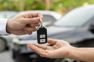 arrendamiento, alquiler de autos, venta, compra. el gerente del concesionario envía las llaves del auto al nuevo propietario. ventas, crédito de préstamo financiero, alquiler de vehículos, seguros, alquiler, vendedor, distribuidor, cuotas, negocio de cuidado de automóviles foto