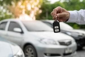 arrendamiento, alquiler de autos, venta, compra. el gerente del concesionario envía las llaves del auto al nuevo propietario. ventas, crédito de préstamo financiero, alquiler de vehículos, seguros, alquiler, vendedor, distribuidor, cuotas, negocio de cuidado de automóviles foto