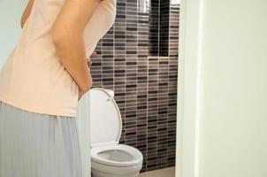 Pregnant women have stomach cramps and diarrhea from eating. photo