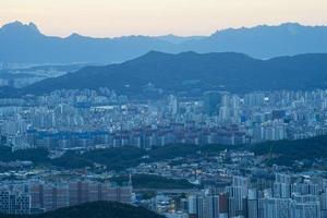 paisaje de apartamentos en seúl, corea foto