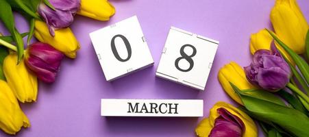 plano del día de la mujer. Calendario del 8 de marzo cerca de un ramo de flores. foto