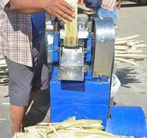 cerrar pequeñas máquinas para triturar y extraer jugo de caña de azúcar. foto