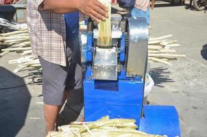 pequeñas máquinas para triturar y extraer el jugo de la caña de azúcar. foto