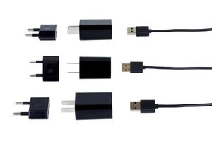 cargador de batería negro. cargador de puerto de cable usb de teléfono móvil aislado sobre fondo blanco. concepto de accesorio de gadget de tecnología foto