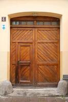 antigua textura de puerta de madera antigua en estilo medieval europeo foto