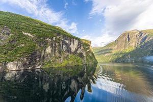 impresión de un crucero en el camino a través del fiordo de geiranger en noruega al amanecer en verano foto