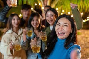 la pandilla brinda cerveza y bebe felizmente juntos. foto