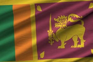 bandera de sri lanka con grandes pliegues ondeando de cerca bajo la luz del estudio en el interior. los símbolos y colores oficiales en banner foto