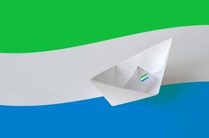 bandera de sierra leona representada en el primer plano del barco de origami de papel. concepto de artes hechas a mano foto