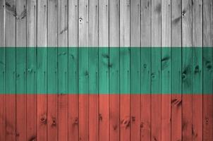 bandera de bulgaria representada en colores de pintura brillante en la pared de madera vieja. banner texturizado sobre fondo áspero foto
