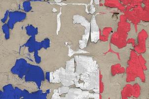bandera de francia representada en colores de pintura en el viejo y desordenado primer plano de la pared de hormigón. banner texturizado sobre fondo áspero foto
