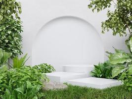 pedestal blanco en bosque tropical para presentación de productos y pared de yeso blanco. foto
