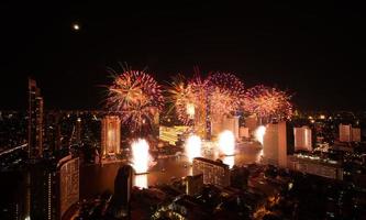 Espectacular exhibición de fuegos artificiales a lo largo del río Chao Phraya en Bangkok, Tailandia foto