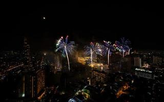 Espectacular exhibición de fuegos artificiales a lo largo del río Chao Phraya en Bangkok, Tailandia foto