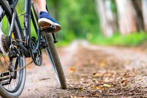 viaje en bicicleta de montaña con un hermoso camino de transporte rural en el fondo del bosque natural para viajar y relajarse foto