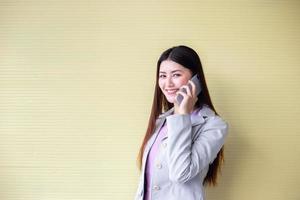 el éxito y la chica de negocios feliz usan el teléfono para chatear y enviar mensajes con el empresario como concepto de mujer trabajadora profesional foto
