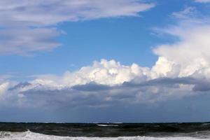 nubes de lluvia en el cielo sobre el mar mediterráneo en el norte de israel. foto