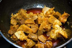 receta casera de ternera o curry en un bol de fondo blanco foto