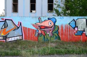 Obra de arte de graffiti completa y completa. la antigua muralla decorada con manchas de pintura al estilo de la cultura del arte callejero. textura de fondo de color foto