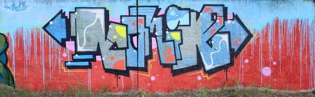 Obra de arte de graffiti completa y completa. la antigua muralla decorada con manchas de pintura al estilo de la cultura del arte callejero. textura de fondo de color foto