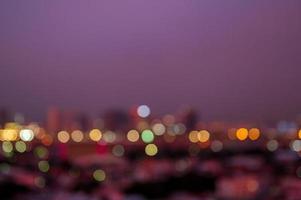 fondo de cielo despejado al atardecer antes de la noche sobre la luz de bokeh de la ciudad foto