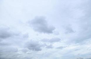 nubes de tormenta flotando en un día lluvioso con luz natural. paisaje de nubes, clima nublado sobre el cielo azul. fondo de entorno de naturaleza escénica de nubes blancas y grises foto