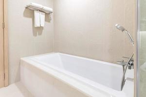 bañera blanca en el diseño de interiores de baño moderno foto