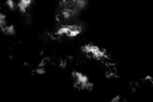 nube blanca aislada sobre fondo negro, humo texturizado, negro abstracto foto
