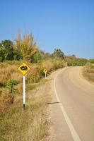 señal de advertencia de carretera cuesta arriba y curva de carretera - señal de tráfico de pendiente empinada foto