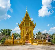 templo dorado en tailandia y fondo de cielo azul foto