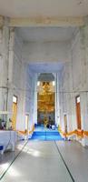 bangkok, tailandia-3 de enero de 2023 larga pasarela y acceso a la gran estatua de monje dorado en la iglesia del templo tailandés. la religión y el budismo respetan y creen en las personas con estructuras de construcción. foto
