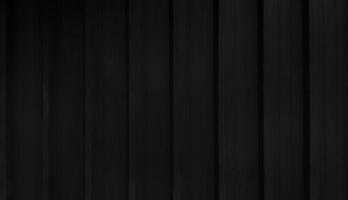 fondo de acero inoxidable negro en tono vintage. pared de la puerta del obturador oscuro con espacio de copia. patrón de línea del concepto de cortina o papel tapiz de zinc. foto