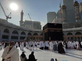 la meca, arabia saudita, enero de 2023 - hermosa vista interior de masjid al-haram, la meca, arabia saudita. peregrinos de todo el mundo están realizando tawaf. foto