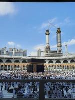 la meca, arabia saudita, enero de 2023 - hermosa vista interior de masjid al-haram, la meca, arabia saudita. peregrinos de todo el mundo están realizando tawaf. foto