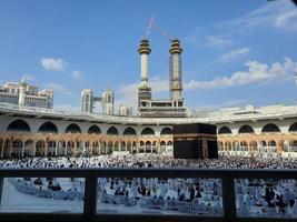 la meca, arabia saudita, enero de 2023 - hermosa vista interior de masjid al-haram, la meca, arabia saudita. peregrinos de todo el mundo están realizando tawaf. foto