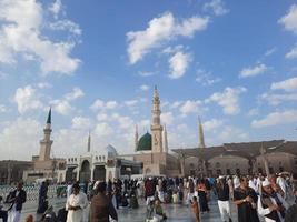 medina, arabia saudita, diciembre de 2022 - un gran número de peregrinos se reúnen en el patio exterior de masjid al nabawi. foto