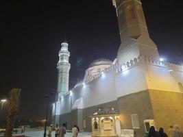 medina, arabia saudita, diciembre de 2022 - hermosa vista nocturna de la mezquita quba, la primera mezquita del islam en medina, arabia saudita. foto