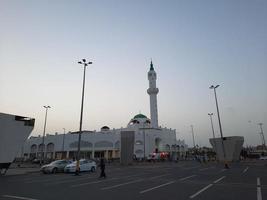 medina, arabia saudita, diciembre de 2022 - hermosa vista de la mezquita bilal en medina, arabia saudita. la mezquita bilal se encuentra a cierta distancia de masjid al-nabawi. foto