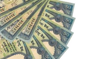 Los billetes de 50 rupias nepalíes se encuentran aislados en fondo blanco con espacio de copia apilado en forma de abanico de cerca foto