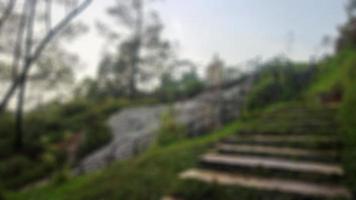 escaleras, hierba verde y rocas de azufre en un lugar turístico foto
