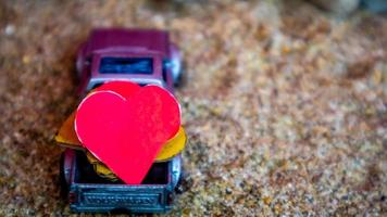 minahasa, indonesia diciembre de 2022, los coches de juguete que transportan corazones foto