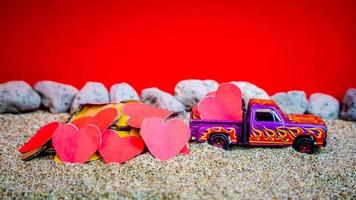 minahasa, indonesia diciembre de 2022, los coches de juguete que transportan corazones foto